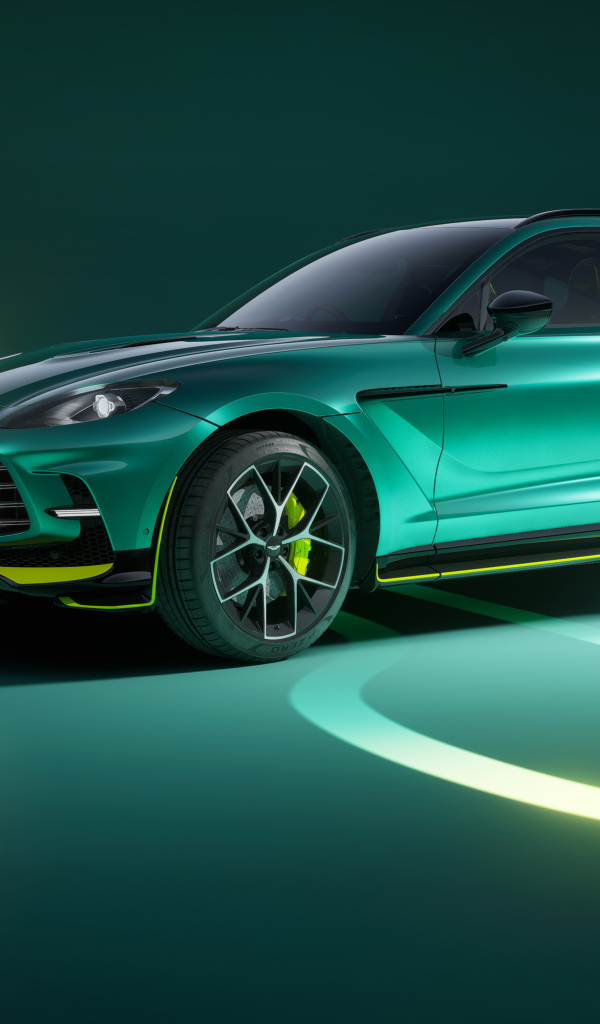 Зеленый автомобиль Aston Martin DBX707 AMR24 Edition
