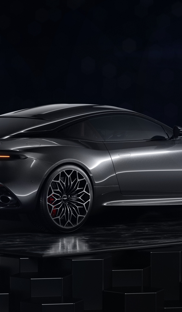 Вид сзади на автомобиль Aston Martin DBS Superleggera