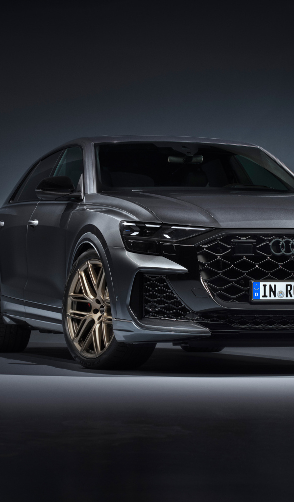 Автомобиль Audi RS Q8 2024 года на сером фоне
