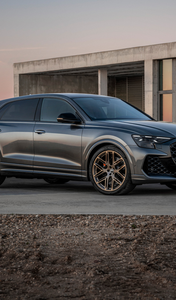 Автомобиль Audi RS Q8 2024 года у здания