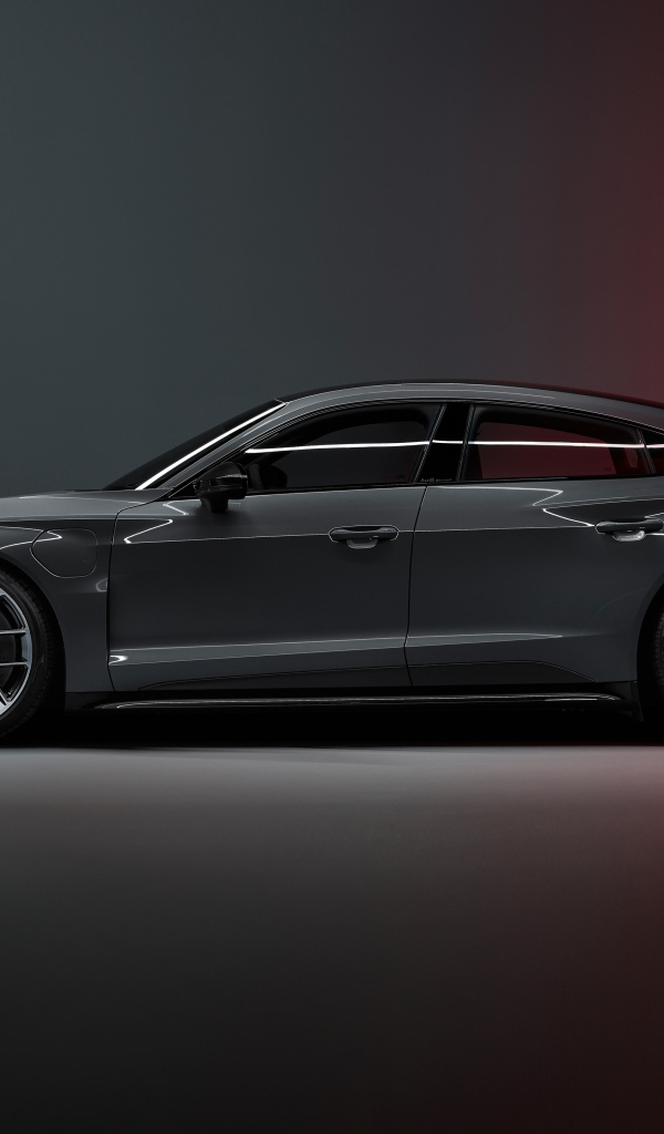 Автомобиль Audi RS e-tron GT 2024 года вид сбоку