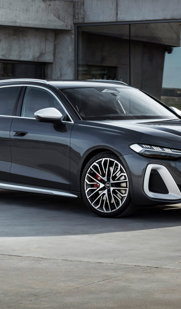 Автомобиль  Audi S5 Avant TFSI quattro 2024 года у здания