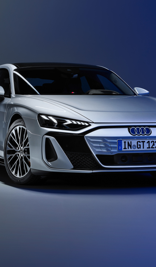 Автомобиль Audi S e-tron GT 2024 года на сером фоне