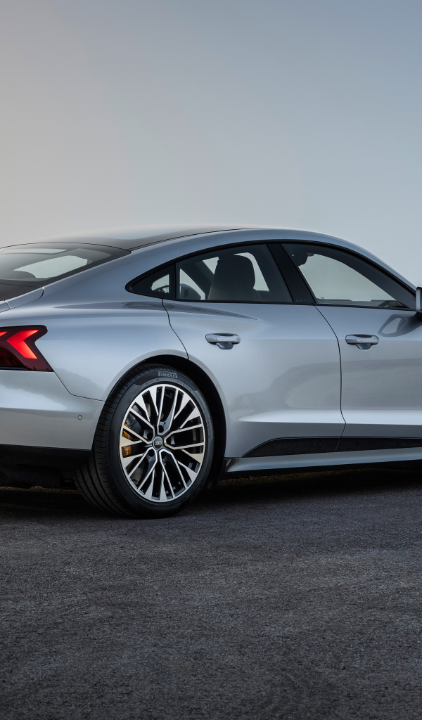 Вид сзади на автомобиль Audi S e-tron GT 2024 года