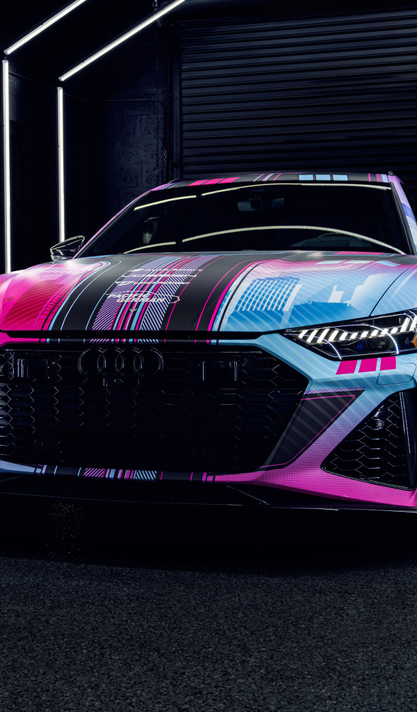 Автомобиль Audi RS6  на зарядке