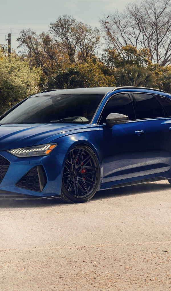 Синий автомобиль Audi RS6 Avant
