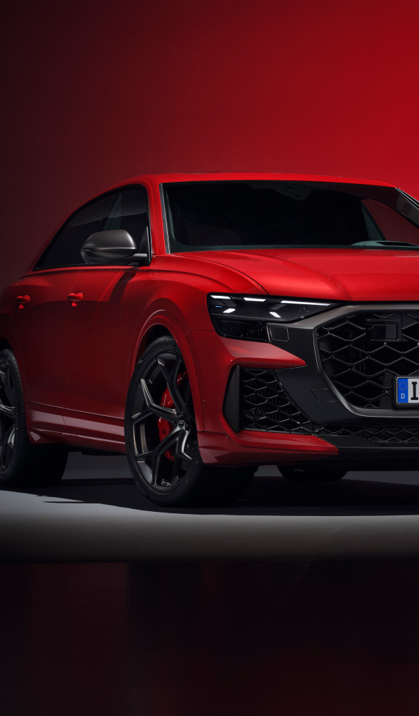 Вид спереди на красный автомобиль Audi RS Q8 performance 2024 года
