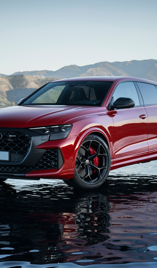 Красный Audi RS Q8 performance 2024 года в воде