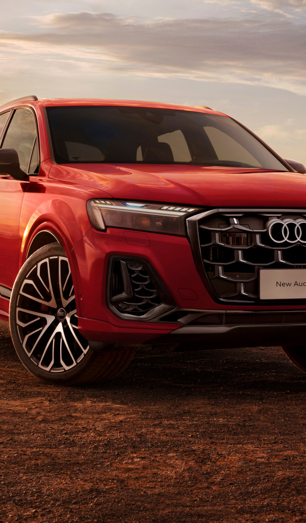 Красный Audi SQ7 TFSI 2024 года на фоне неба