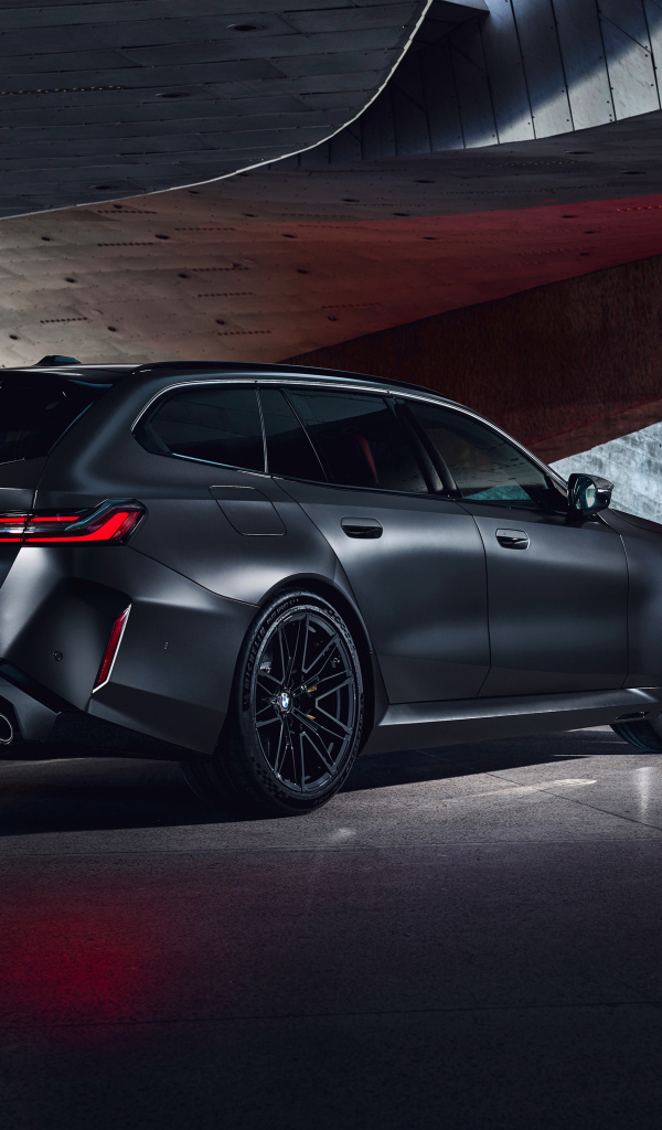 Автомобиль BMW M5 Touring 2024 года вид сзади
