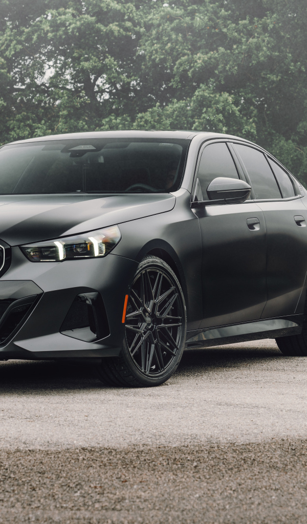 Черный автомобиль BMW 530i Matte