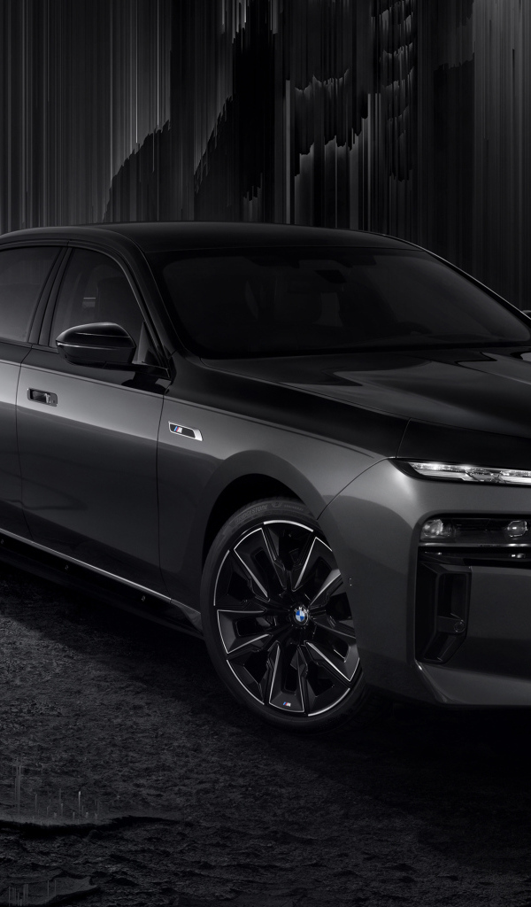Черный автомобиль BMW i7