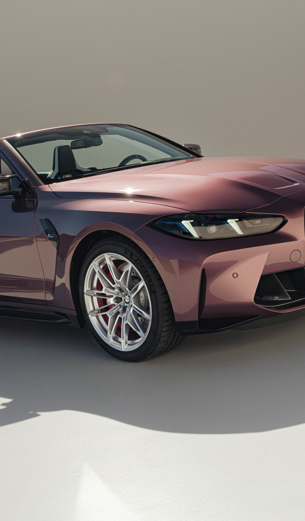 Быстрый стильный автомобиль BMW M4 Competition M xDrive Cabrio 2024 года