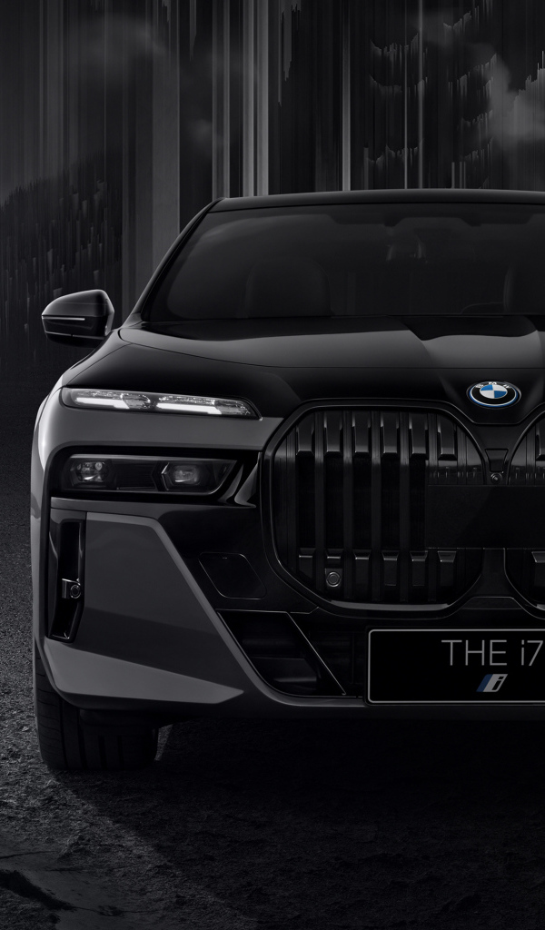 Вид спереди на автомобиль BMW i7