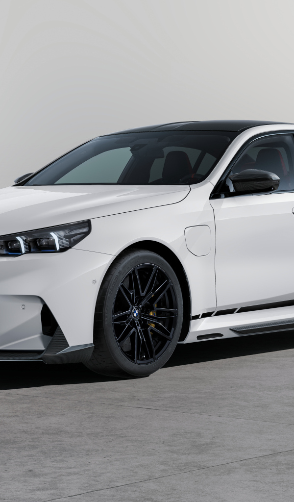Белый автомобиль BMW M5 M  вид спереди