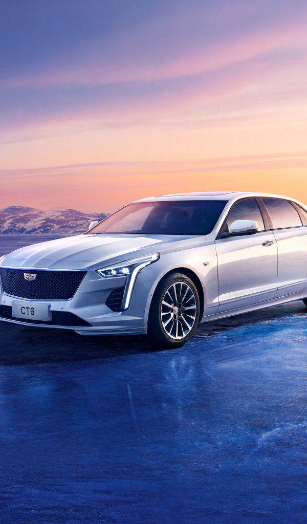 Автомобиль Cadillac CT6 Platinum на фоне красивого неба