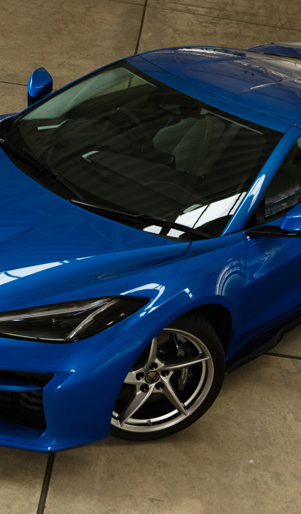 Синий быстрый автомобиль Chevrolet Corvette E-Ray 2024 года