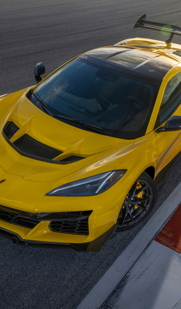 Желтый спортивный автомобиль Chevrolet Corvette ZR1 Coupe ZTK Package 2025 года