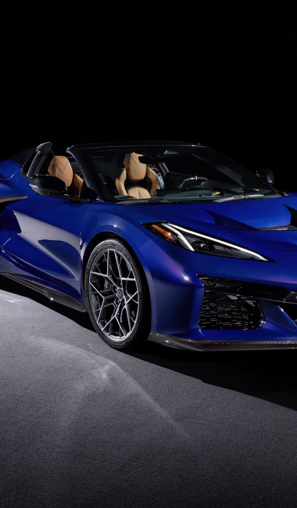 Синий автомобиль Chevrolet Corvette ZR1, 2025 года