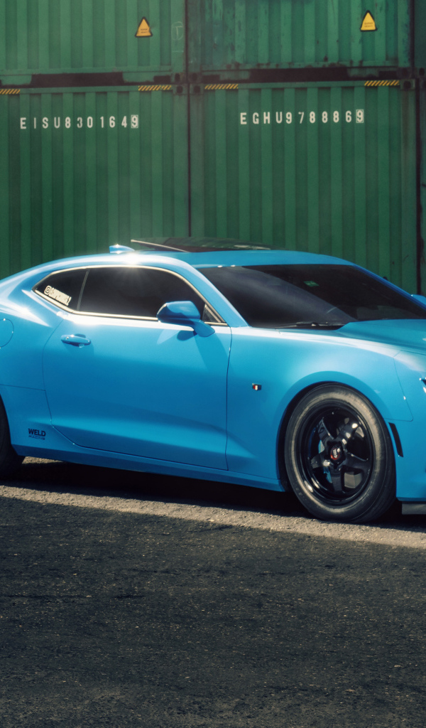 Автомобиль Chevy Camaro голубого цвета