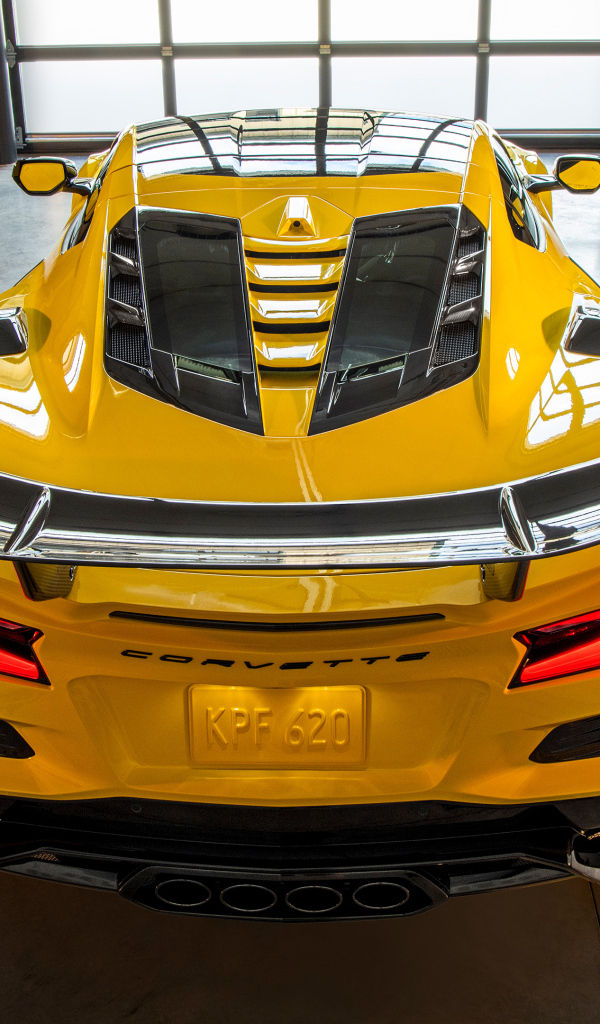 Вид сзади на желтый автомобиль Chevrolet Corvette ZR1 Coupe ZTK Package  2025 года