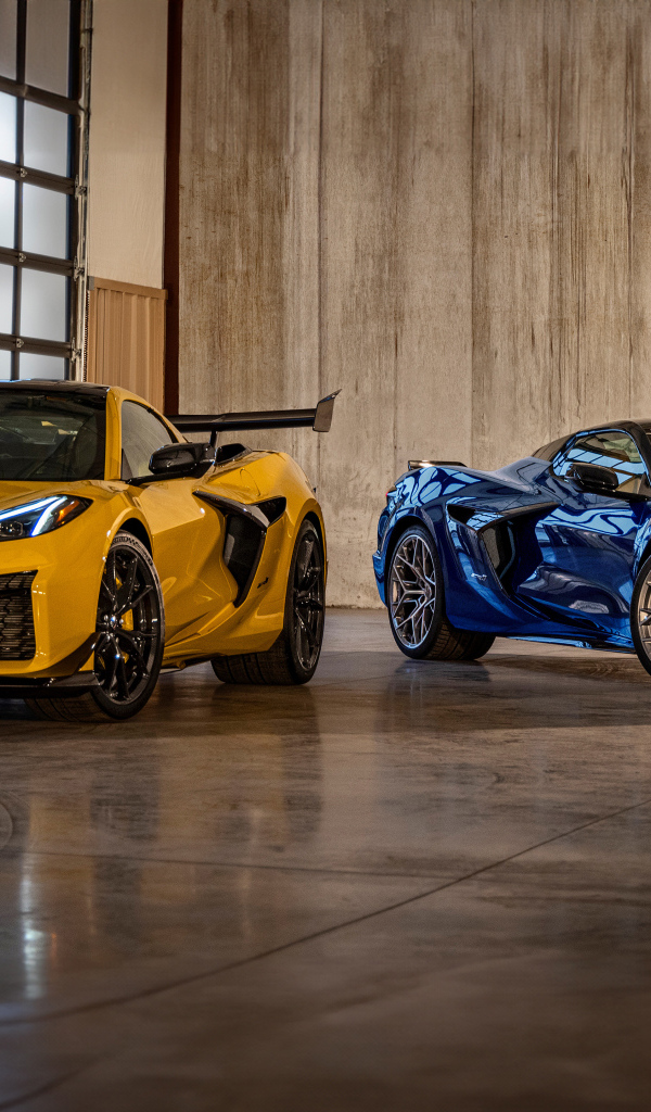 Два автомобиля Chevrolet Corvette ZR1, 2025 года