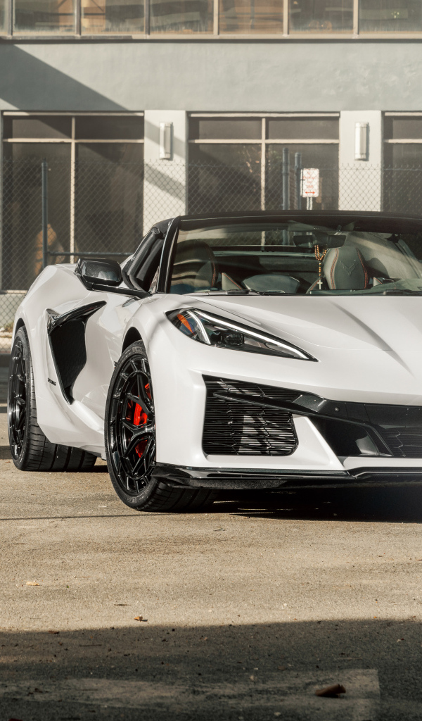 Белый спортивный автомобиль Chevrolet Corvette Z06