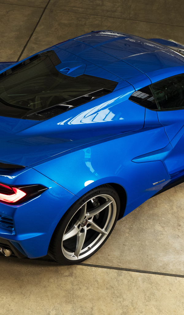 Вид сзади на синий автомобиль Chevrolet Corvette E-Ray 2024 года