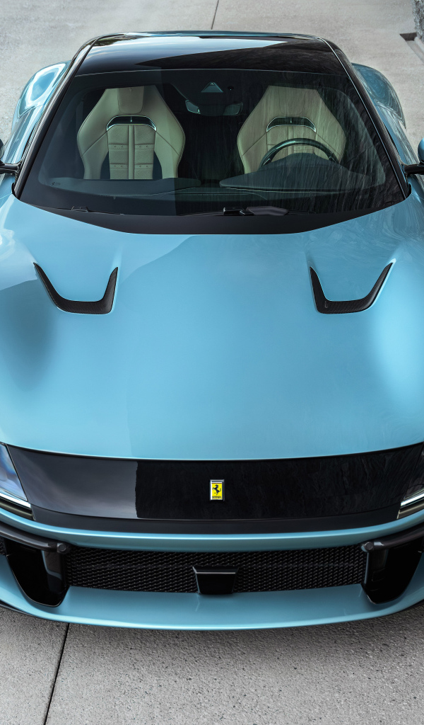 Голубой автомобиль Ferrari 12Cilindri 2024 года вид спереди