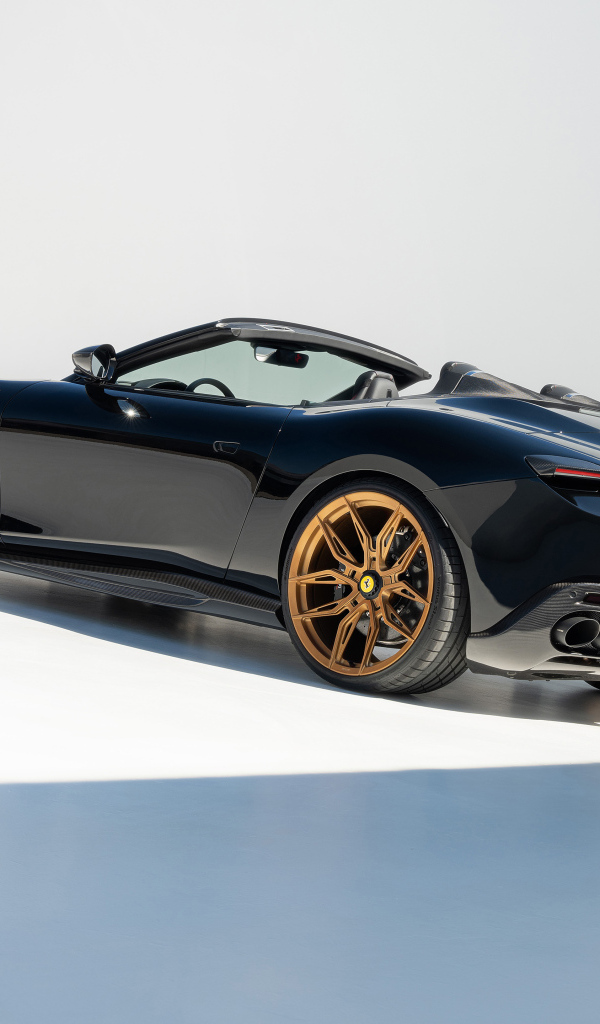 Черный автомобиль Novitec Ferrari Roma Spider 2024 года вид сзади