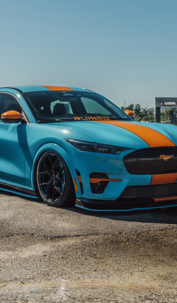 Синий автомобиль Ford Mustang Mach E