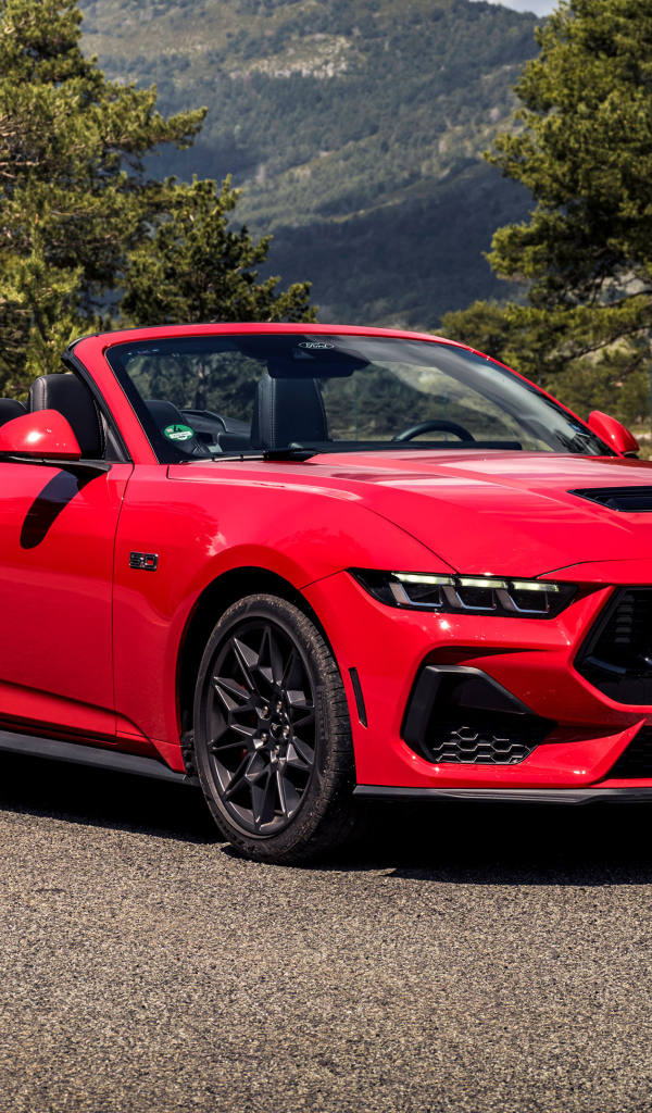 Красный кабриолет Ford Mustang GT Convertible 2024 года
