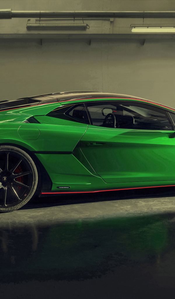 Зеленый автомобиль Lamborghini Temerario Alleggerita 2024 года вид сбоку