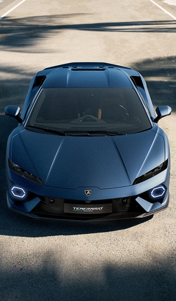 Автомобиль Lamborghini Temerario на дороге