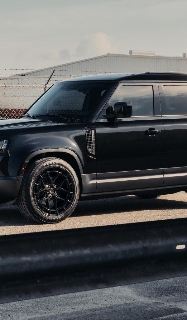 Большой черный Land Rover Defender