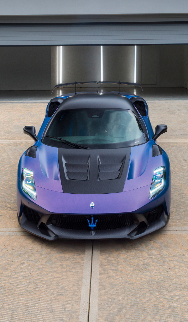 Автомобиль Maserati GT2 Stradale 2024 года у гаража