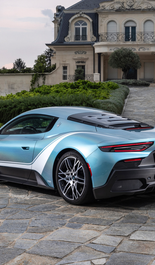 Вид сзади на автомобиль Maserati MC20 Iris 2024 года