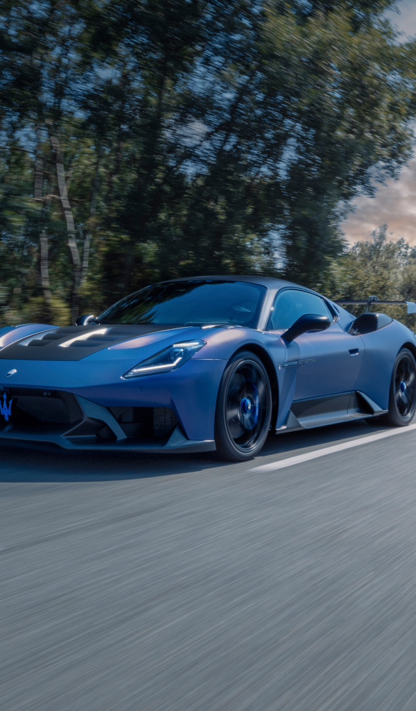 Автомобиль Maserati GT2 Stradale 2024  года на трассе