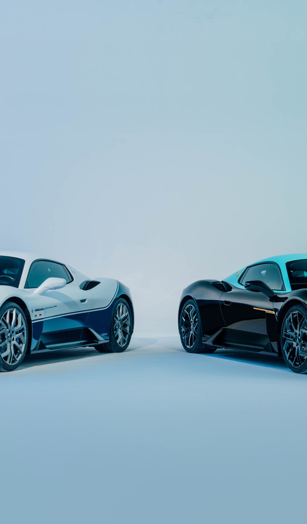 Два автомобиля Maserati MC20 Leggenda & Icona 2024 года