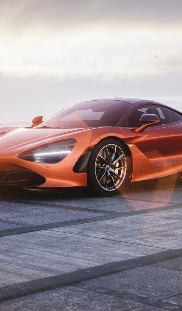 Оранжевый автомобиль McLaren 720S у озера