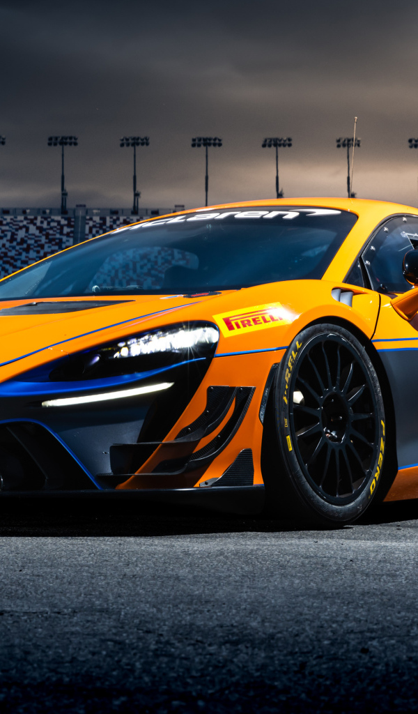 Оранжевый автомобиль McLaren Artura