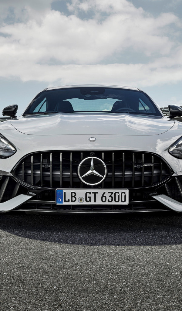 Вид спереди на автомобиль Mercedes-AMG GT 63 PRO 4MATIC+ 2024 года