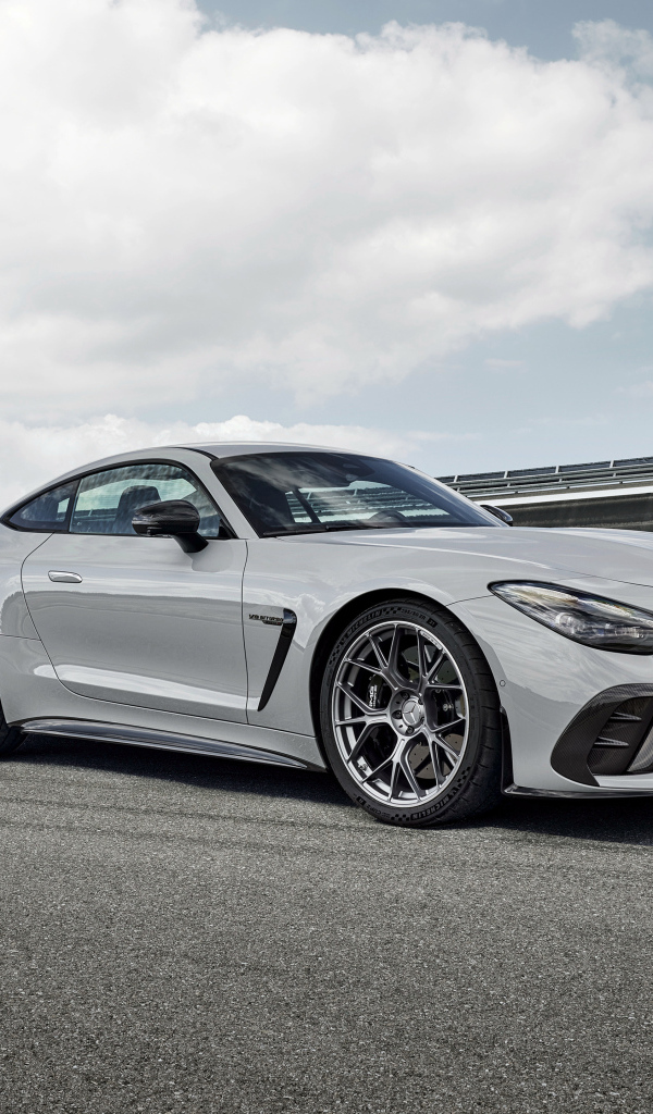 Серый автомобиль Mercedes-AMG GT 63 PRO 4MATIC+ 2024 года