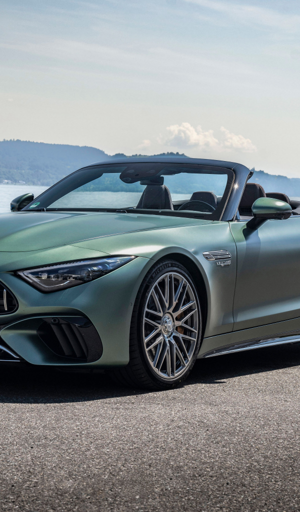 Кабриолет Mercedes-AMG SL 63 S E Performance 2024 года у воды