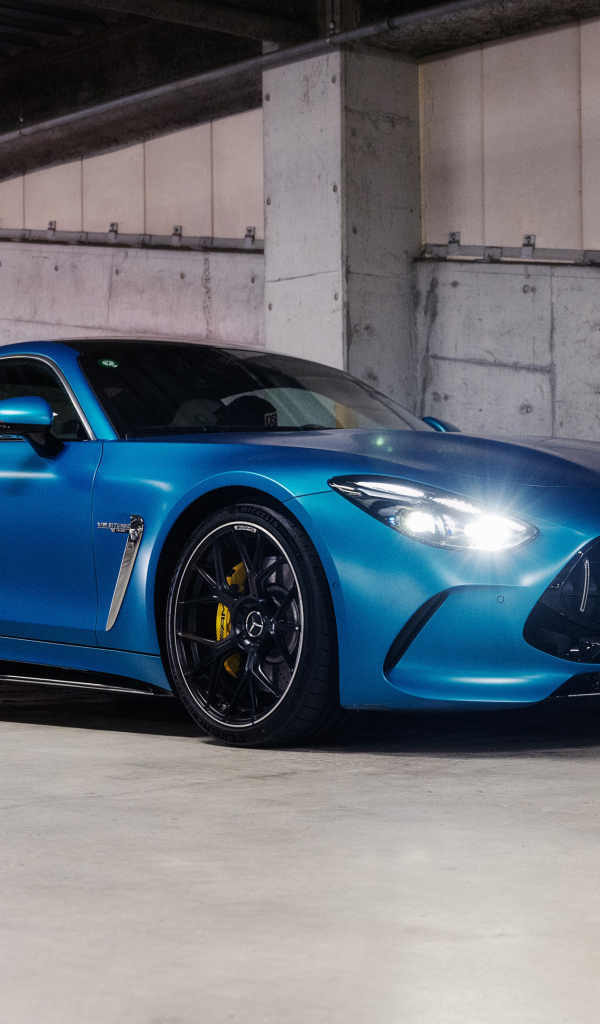 Синий автомобиль Mercedes-AMG GT 63 4MATIC+