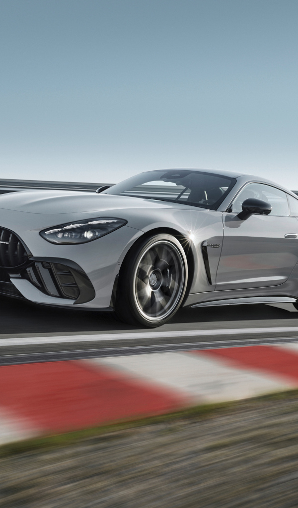 Серебристый автомобиль Mercedes-AMG GT 63 PRO 4MATIC+ 2024 года