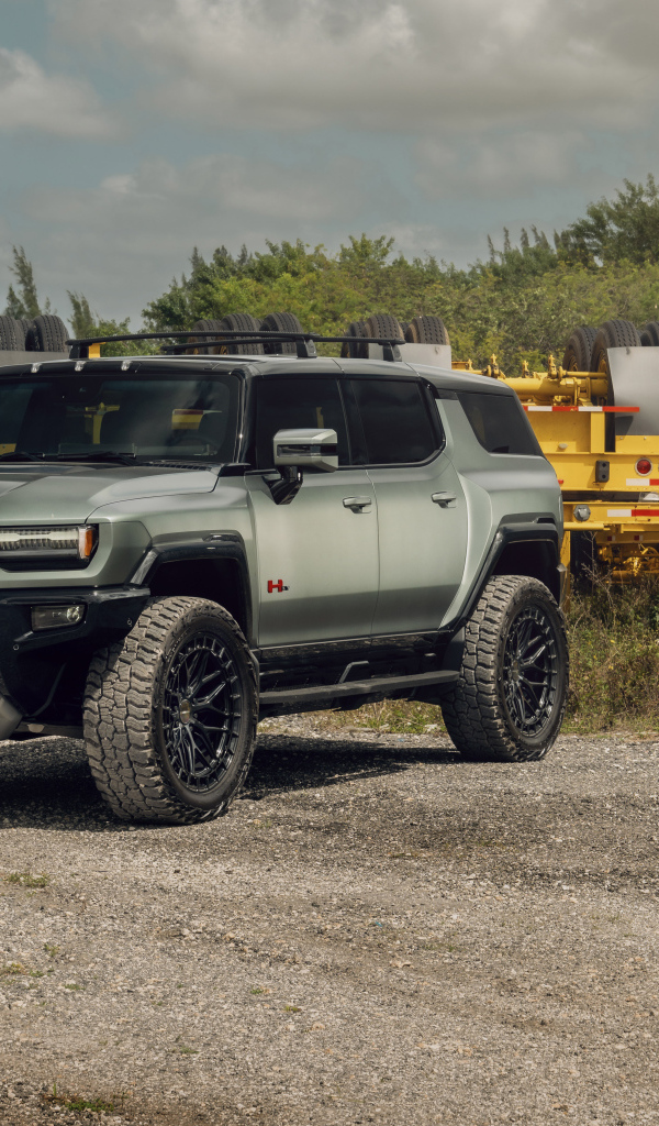 Большой электрический внедорожник Hummer