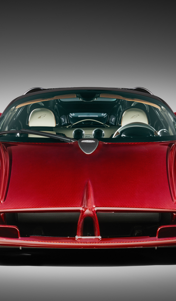 Автомобиль Pagani Utopia Roadster 2024 года с открытыми дверями