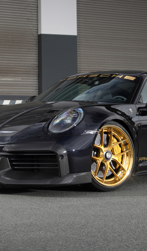 Черный автомобиль Porsche 911 Turbo S