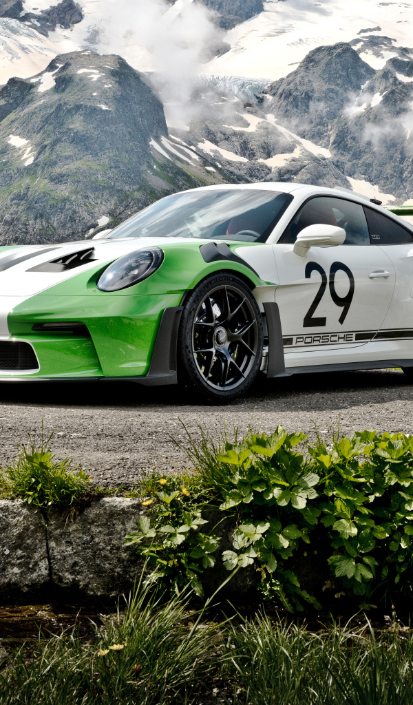 Гоночный автомобиль Porsche 911 GT3 RS на фоне гор